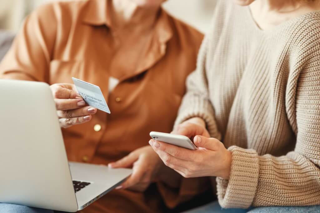Kvinnor med kreditkort som handlar online
